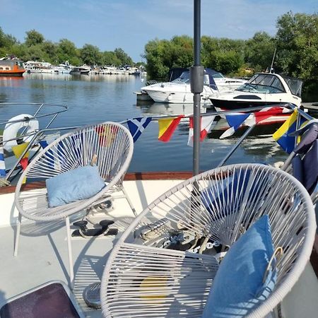 Traditional Boat Thorpe (Surrey) Exterior foto
